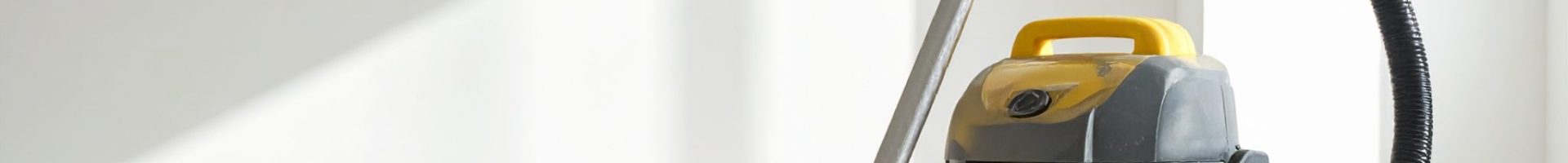 Photo réaliste, bannière e-commerce, fin de chantier intérieur, sol brut avec traces